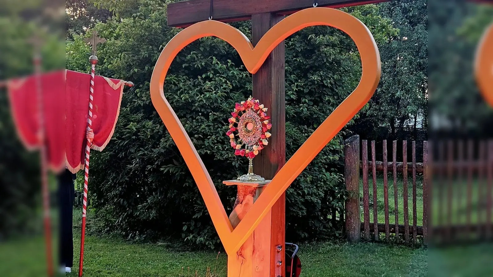 Stimmungsvoller Abschluss der Herz-Jesu Prozession im kath. Pfarrgarten St. Dionysius Neunkirchen. (Bild: Beate Suttner)