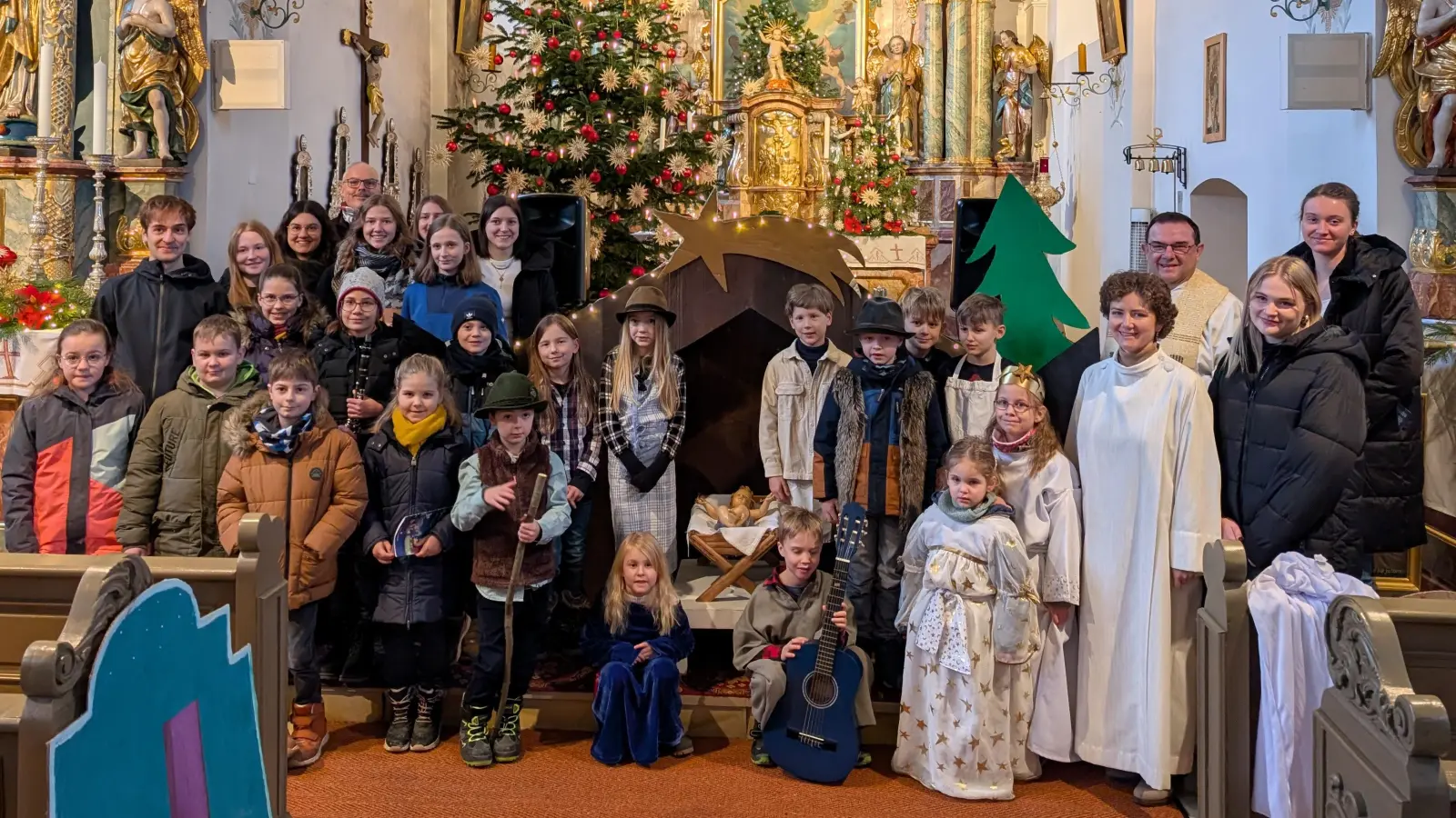 Gruppenfoto der Mitwirkenden beim diesjährigen Krippenspiel in Schwarzenbach (Bild: Maria Wagner)