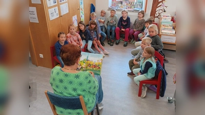 Friederike Witt las den Kindern die Geschichte von Fridas Geburtstagsfeier vor. (Bild: Lang Judith)