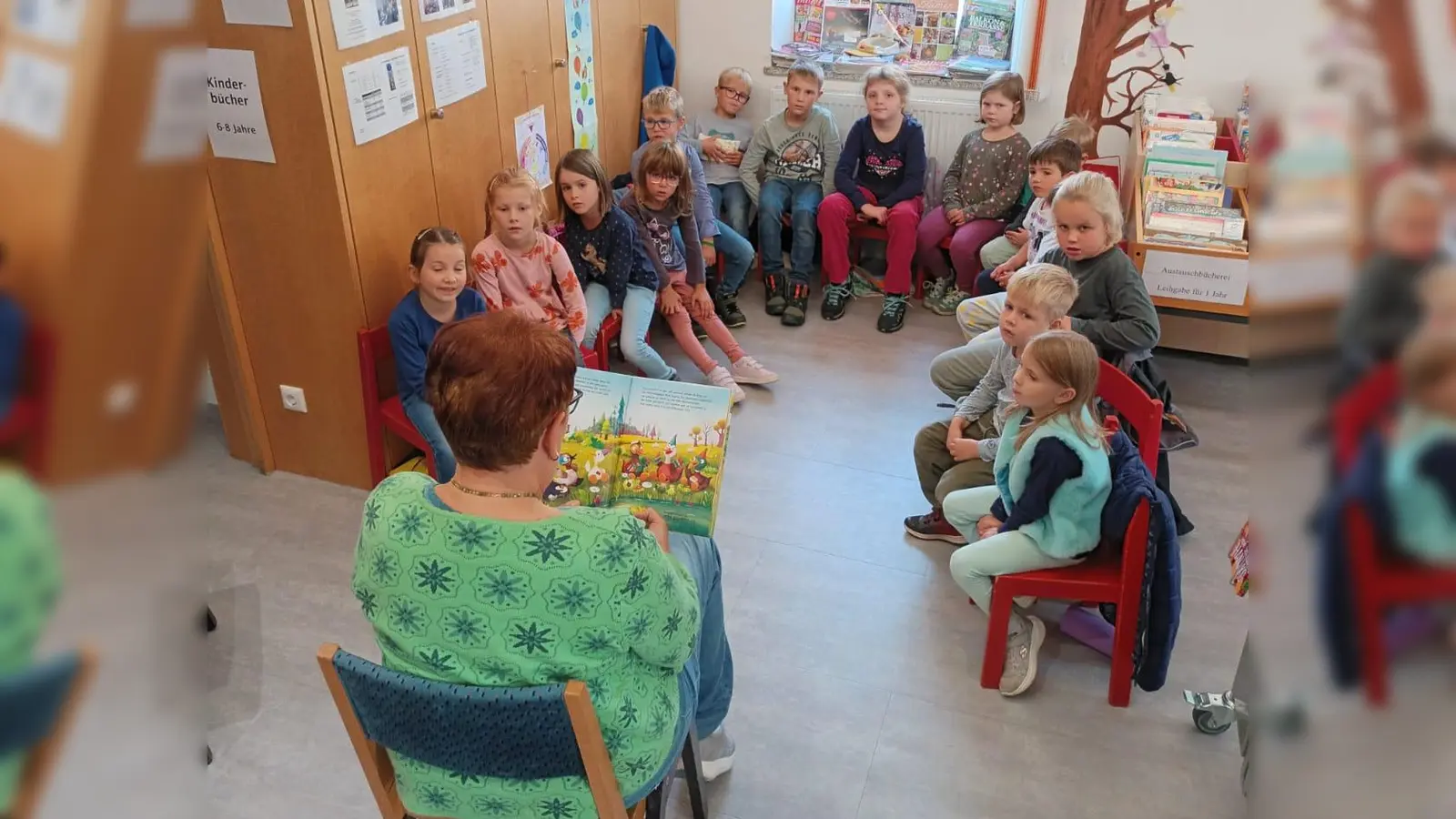 Friederike Witt las den Kindern die Geschichte von Fridas Geburtstagsfeier vor. (Bild: Lang Judith)