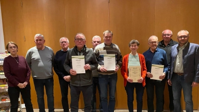 2. v. li.1. Vors. Wolfgang Götz, 5. v. li. 2. Vors. Tobias Wirth, 2. v. re. 3. Bürgermeister Ewald Zetzl, 1. v.re. 1. Bürgermeister Markus Bauriedl, 1.v.li. Schriftführerin Ingrid Strehl mit den geehrten Mitgliedern. (Bild: Ingrid Strehl)