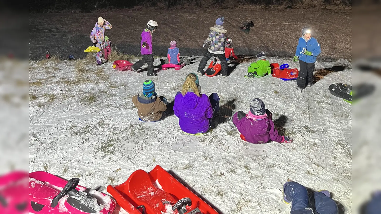 Die Kinder hatten riesigen Spaß beim nächtlichen Schlittenfahren. (Bild: Matthias Butz)