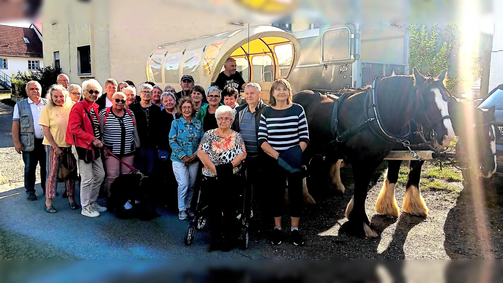 Gemeinsam unterwegs: Die Mitglieder des AWO Ortsverein Störnstein genießen ihre Kutschfahrt. (Bild: Johann Völkl)