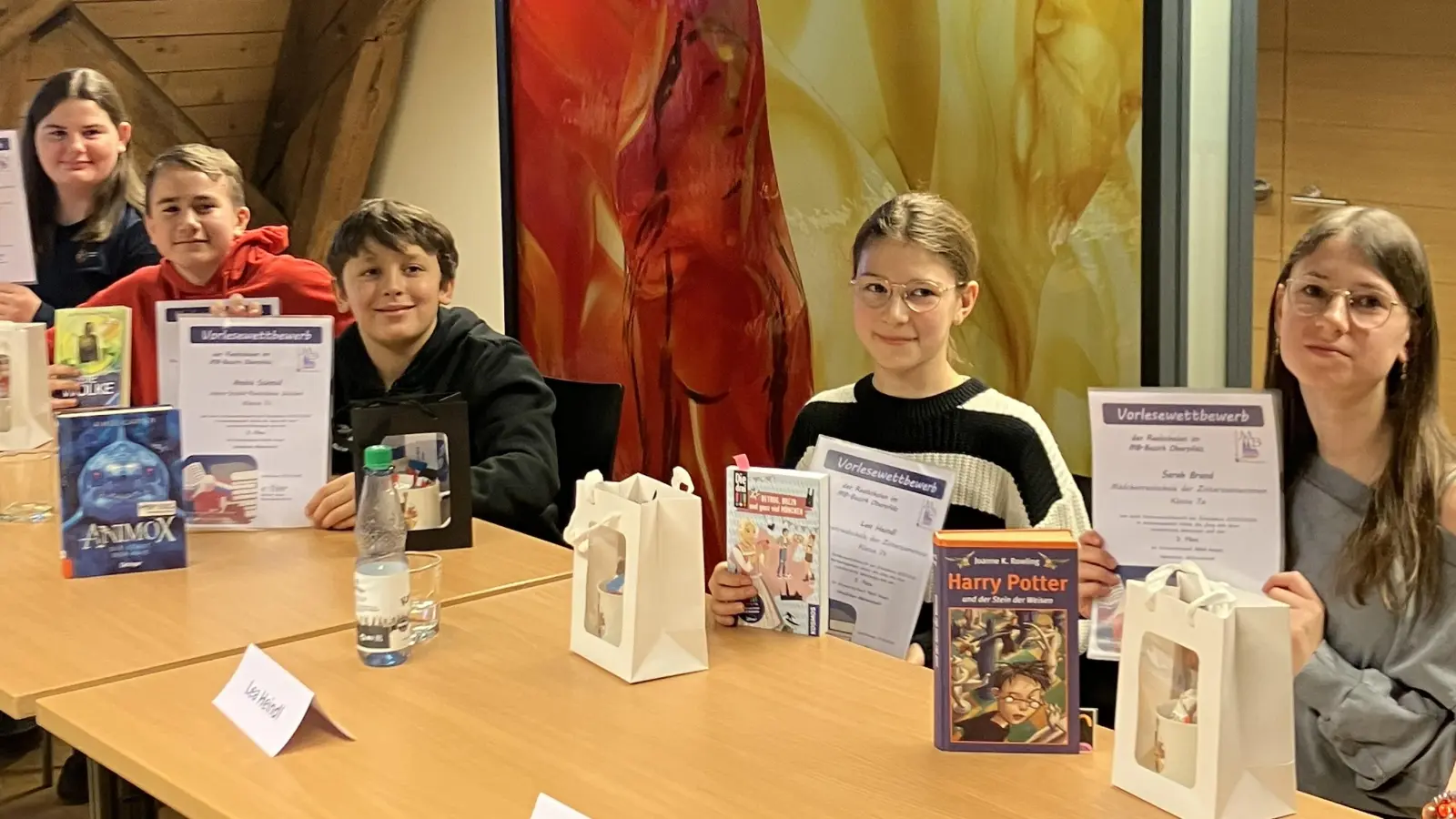 Die Teilnehmer am Vorlesewettbewerb in Waldsassen, ganz rechts Hannah Riedl, daneben Luis Zagel.  (Bild: S.M. Ancilla Pitroff)