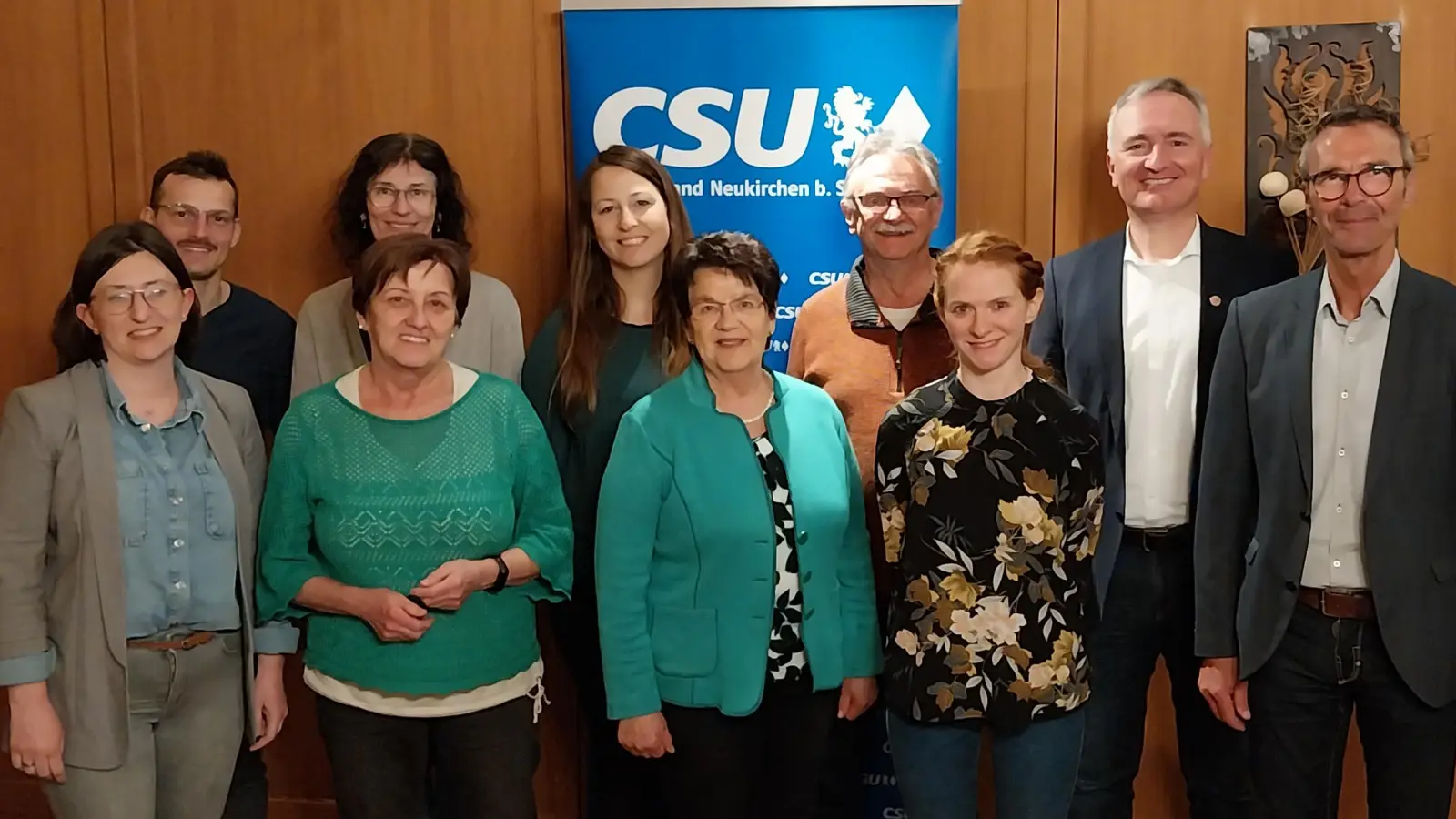 Die neu gewählte CSU Ortsvorstandschaft mit der neuen Vorsitzenden Stefanie Bär, Beisitzern Jörg Kreussel, Irene Sperber, Erna Übelacker, Carola Helm und Marianne Rupprecht, 2. Vorsitzender Wolfgang Rattai, Schriftführerin Johanna Gawlik, MdL Dr. Harald Schwartz und Bürgermeister Peter Achatzi(von links nach rechts) (Bild: Wolfgang Rattai)