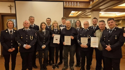 Die Kommandanten Claudia Zeitler und Jürgen Schultes (links) sowie die Vorstände Thomas Dietz (rechts) und Constantin Dostler (dritter von rechts) ehren die langjährigen Mitglieder und die beiden beförderten Aktiven  (Bild: Alexander Käß)