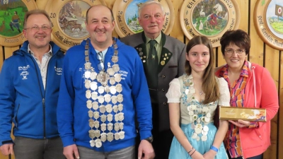 Bild: v.li. Schießleiter Bernd Bauer, Schützenkönig Michael Heindl, Vorsitzender und 1.Ritter Reinhold Schraml, Jugendkönigin Maria Pöllath, 2.Ritterin Elisabeth Bauer (Bild: Josef Söllner)