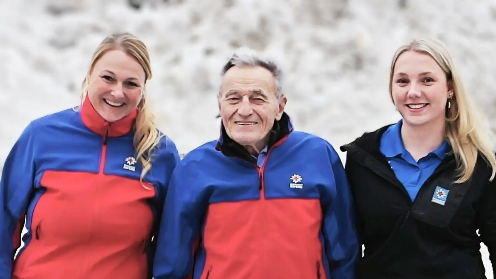 Fritz Fraas mit Enkelin Katrin Schmidt (links) und Urenkelin Sina Schmidt (rechts). Alle sind aktive Mitglieder in der Bergwacht Amberg. (Bild: Katrin Schmidt)
