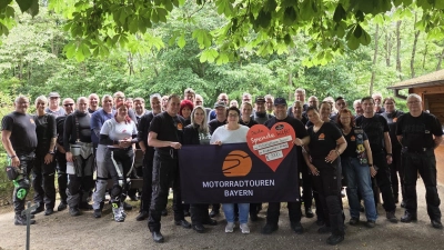 Satte 9000 Euro spendet die Facebook Gruppe Motorradtouren Bayern an das Kinderpalliativteam (Bild: Birgit Saller)