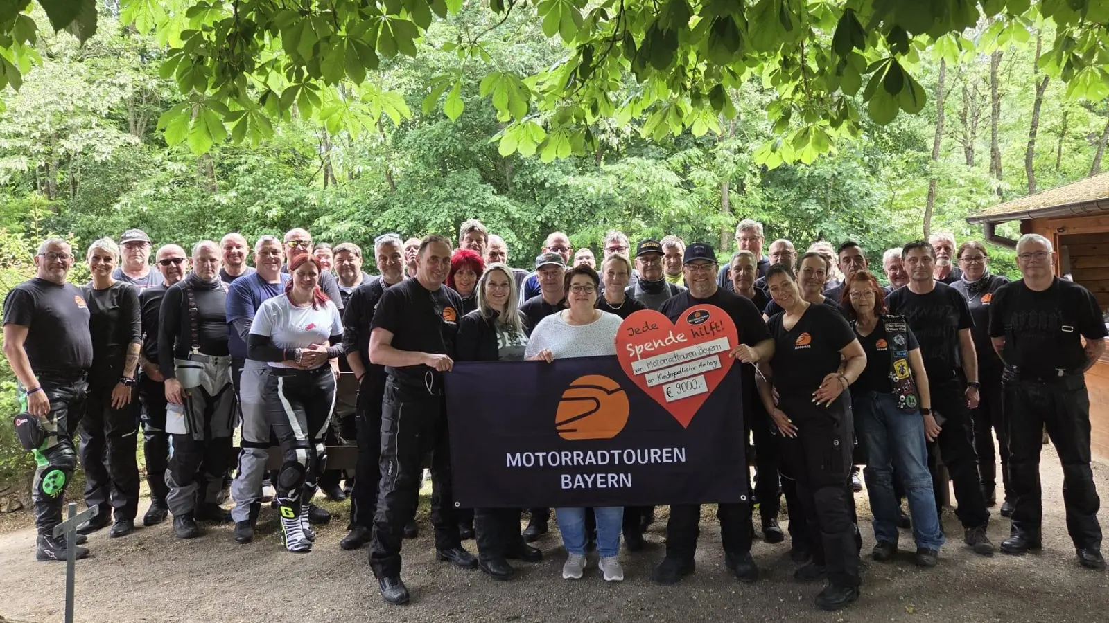 Satte 9000 Euro spendet die Facebook Gruppe Motorradtouren Bayern an das Kinderpalliativteam (Bild: Birgit Saller)