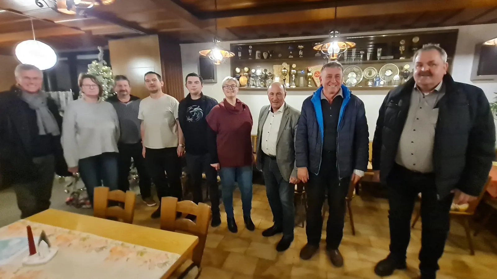 Neugewählte Vorstandschaft des Förderkreises Freibad Altglashütte von links: Stefan Meiler, Martina Walter, Martin Walter, Thomas Mayer, Nico Mayer, Caroline Mayer, Engelbert Träger, Josef Hubmann und 2. Bürgermeister der Stadt Bärnau Michael Schedl (Bild: Andrea Träger)