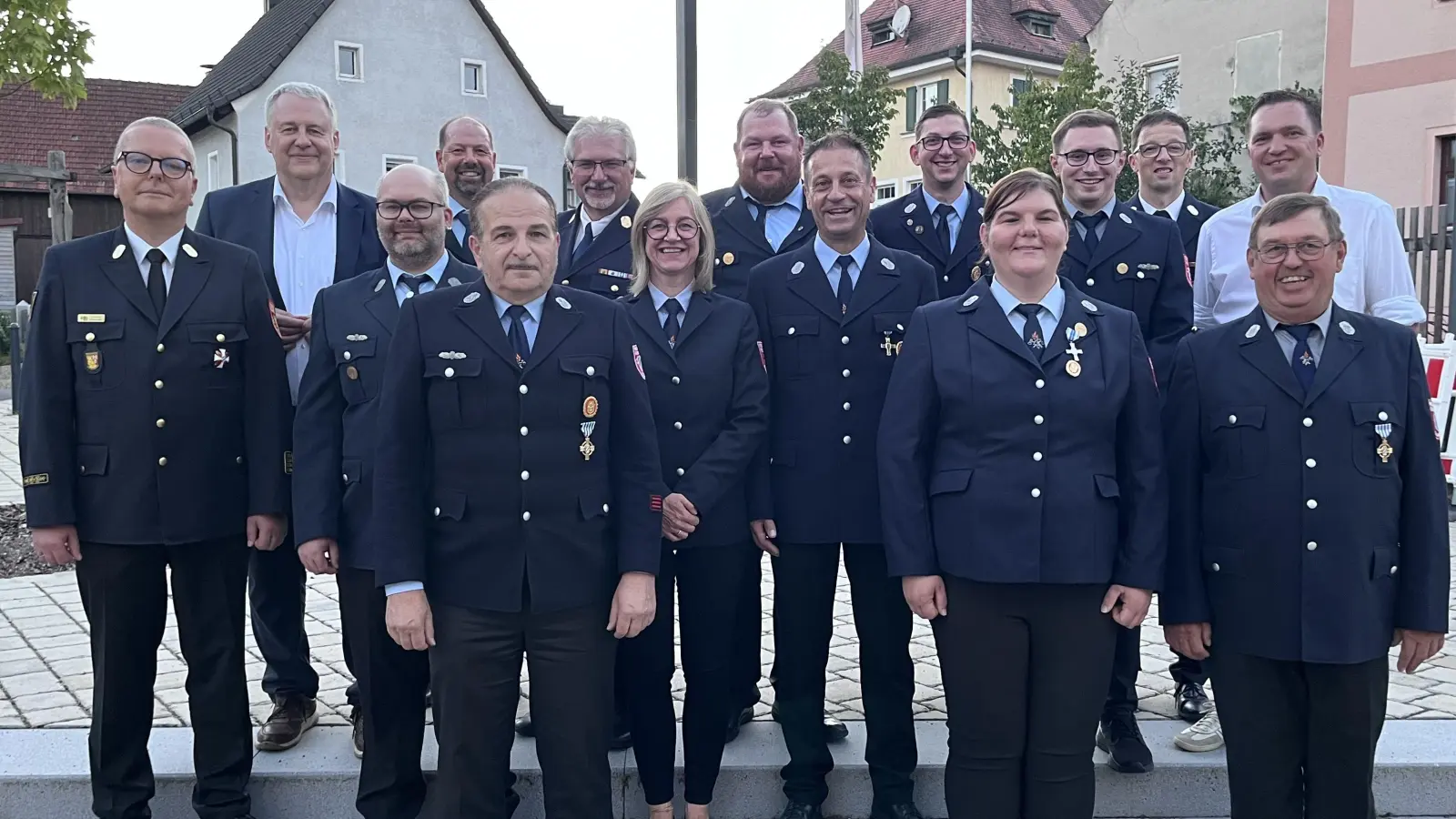 Silber, Gold und Sonderehrenzeichen für verdiente Floriansjünger! Es gratulierten Landrat Richard Reisinger, Bürgermeister Roland Lutz und die Feuerwehr-Führungskräfte um Kreisbrandrat Christof Strobl. (Bild: Martina Beierl)