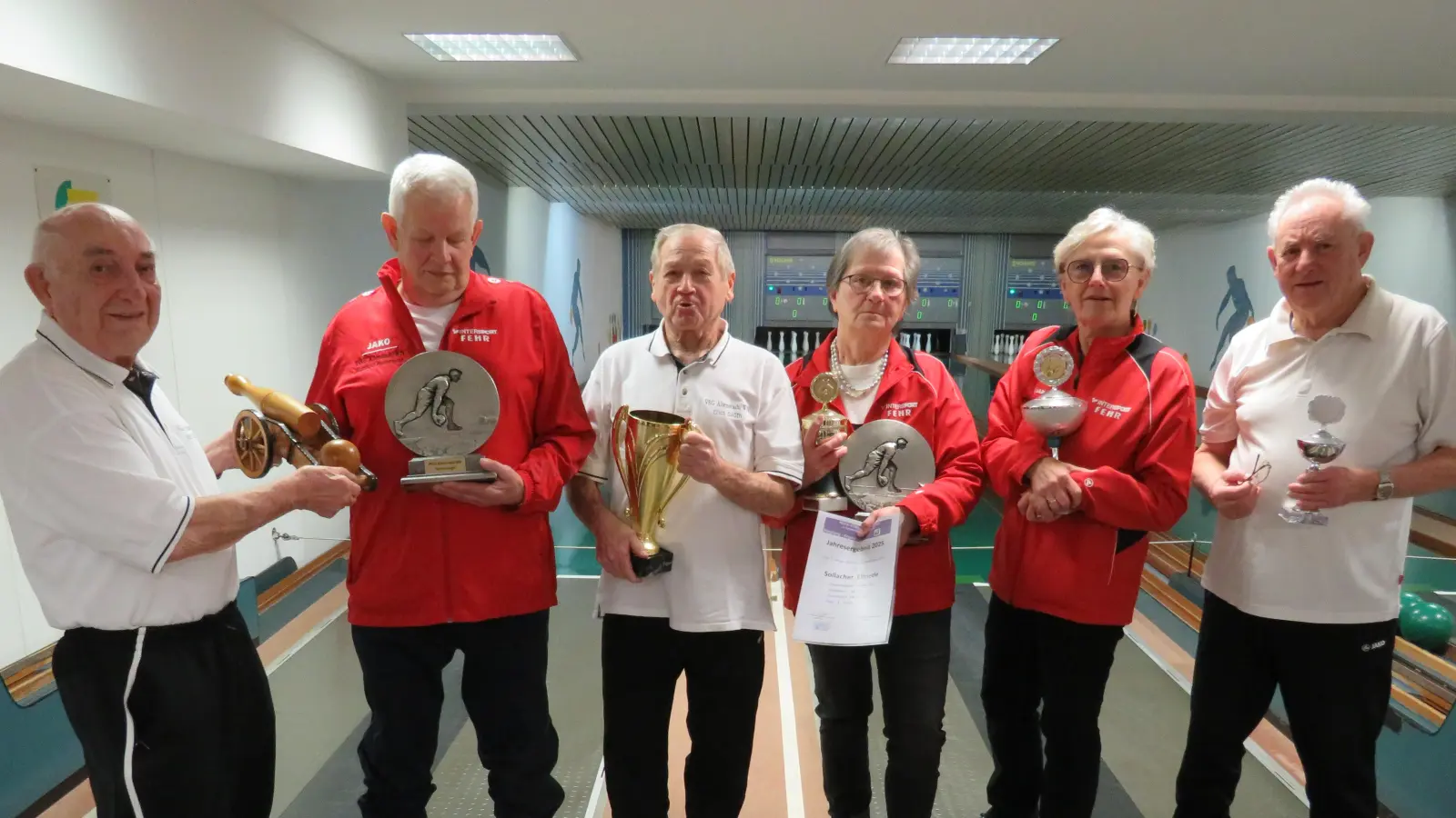 Pokale bekamen die besten Sportler der Reha-Vital-Sportgruppe. Von links: Hubert Winter, Reinhold Rupprecht, Erich Spöth, Elfriede Sollacher, Annemarie Kreuzer und Georg Gößl. (Bild: Johann Adam)