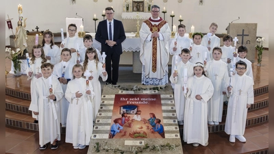 Die 17 Erstkommunionkinder der Pfarrei St. Konrad mit Gemeindereferent Martin Melchner und Pfarrer Michael Jakob.  (Bild: Günter Scharl)