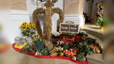 Vielfältige Nahrungsmittel der Region auf dem Erntedank-Altar. (Bild: Josef Glas )