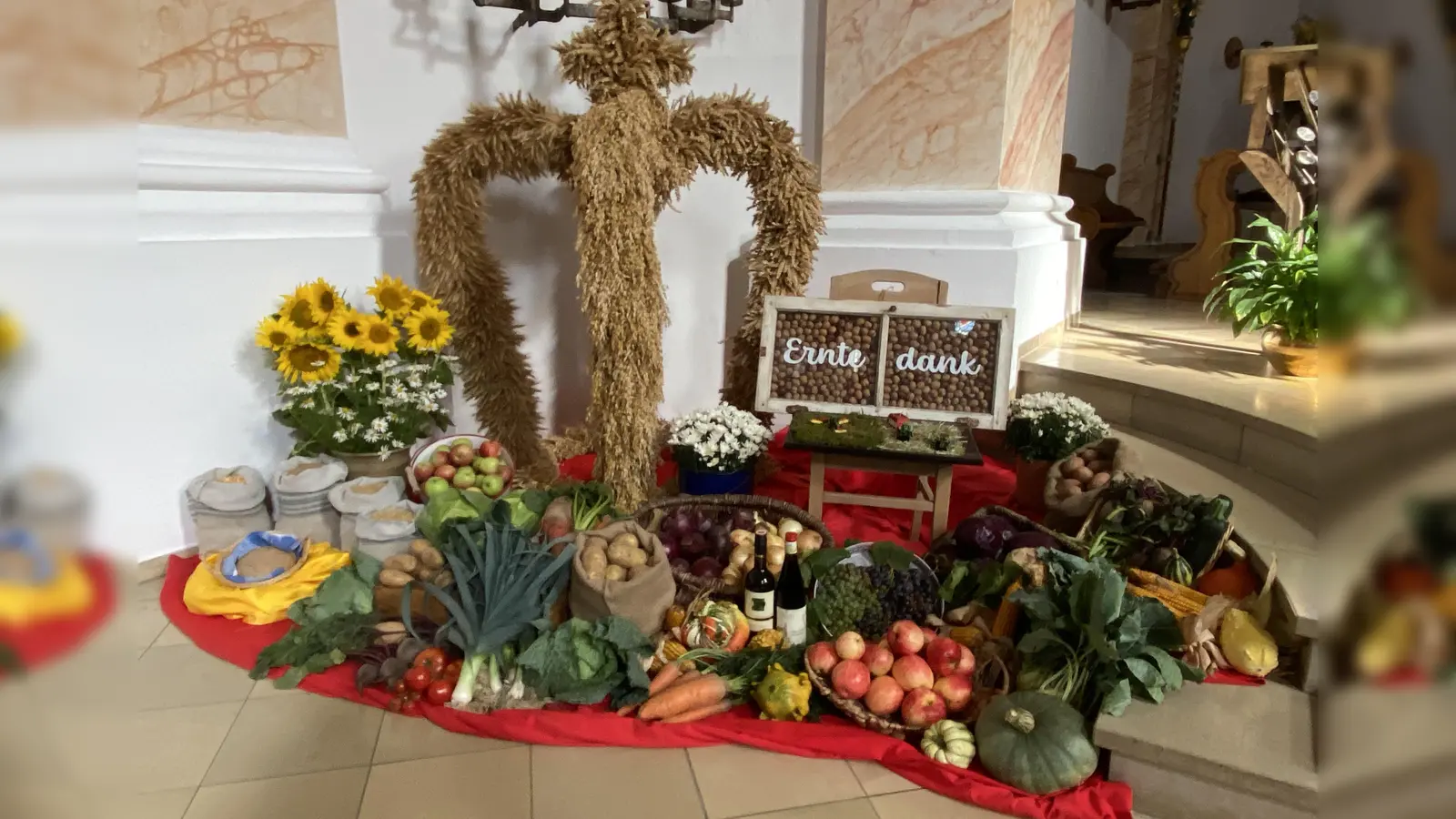 Vielfältige Nahrungsmittel der Region auf dem Erntedank-Altar. (Bild: Josef Glas )
