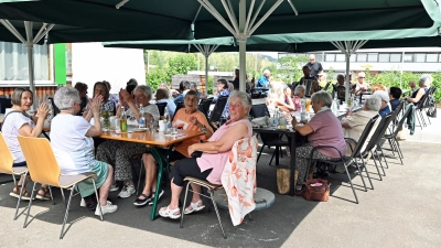 Beim Sommerfest des AWO-Ü50-Cafés genossen die zahlreichen Besucher im Biergarten des Mehrgenerationentreffs einen geselligen Nachmittag mit Kaffee, Kuchen, Musik, Gegrilltem und vielen guten Gesprächen. (Bild: Michael Welnhofer)
