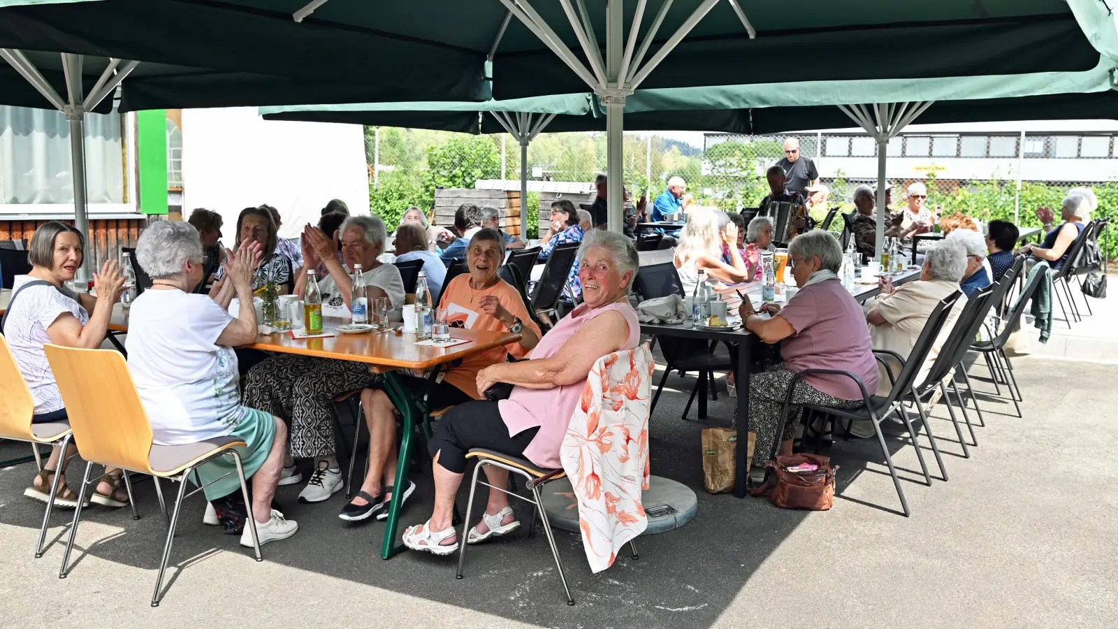 Beim Sommerfest des AWO-Ü50-Cafés genossen die zahlreichen Besucher im Biergarten des Mehrgenerationentreffs einen geselligen Nachmittag mit Kaffee, Kuchen, Musik, Gegrilltem und vielen guten Gesprächen. (Bild: Michael Welnhofer)