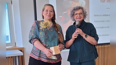 Sonja Oleson (SEGA e.V.) bekam für ihren Vortrag nicht nur viel Applaus von den Gästen am Frauenfrühstück, sondern auch ein Präsent von Hildegard Gallitzendörfer (KDFB Hahnbach) überreicht.  (Bild: Margarete Hirsch)