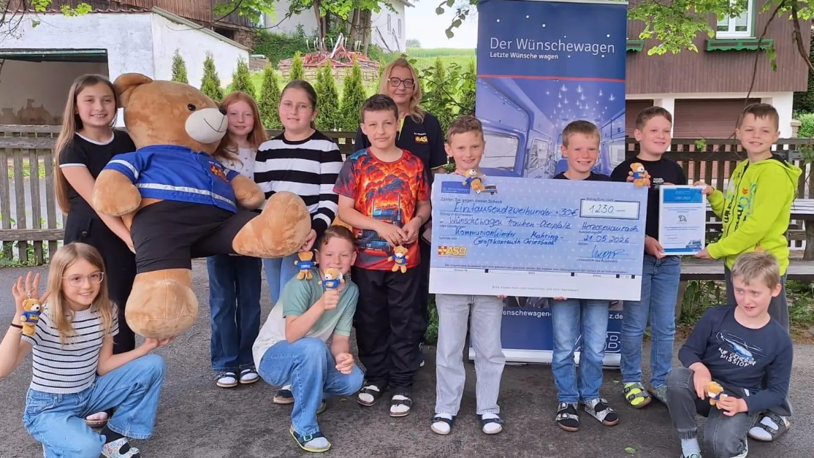 Spendenübergabe in der Grundschule in Großkonreuth (Bild: Silvia Fehr)