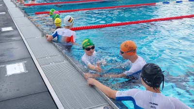 Startschuss zum nordbayerischen Vorentscheid im Triathlon im Schätzlerbad. (Bild: Ramon Gomez-Islinger)