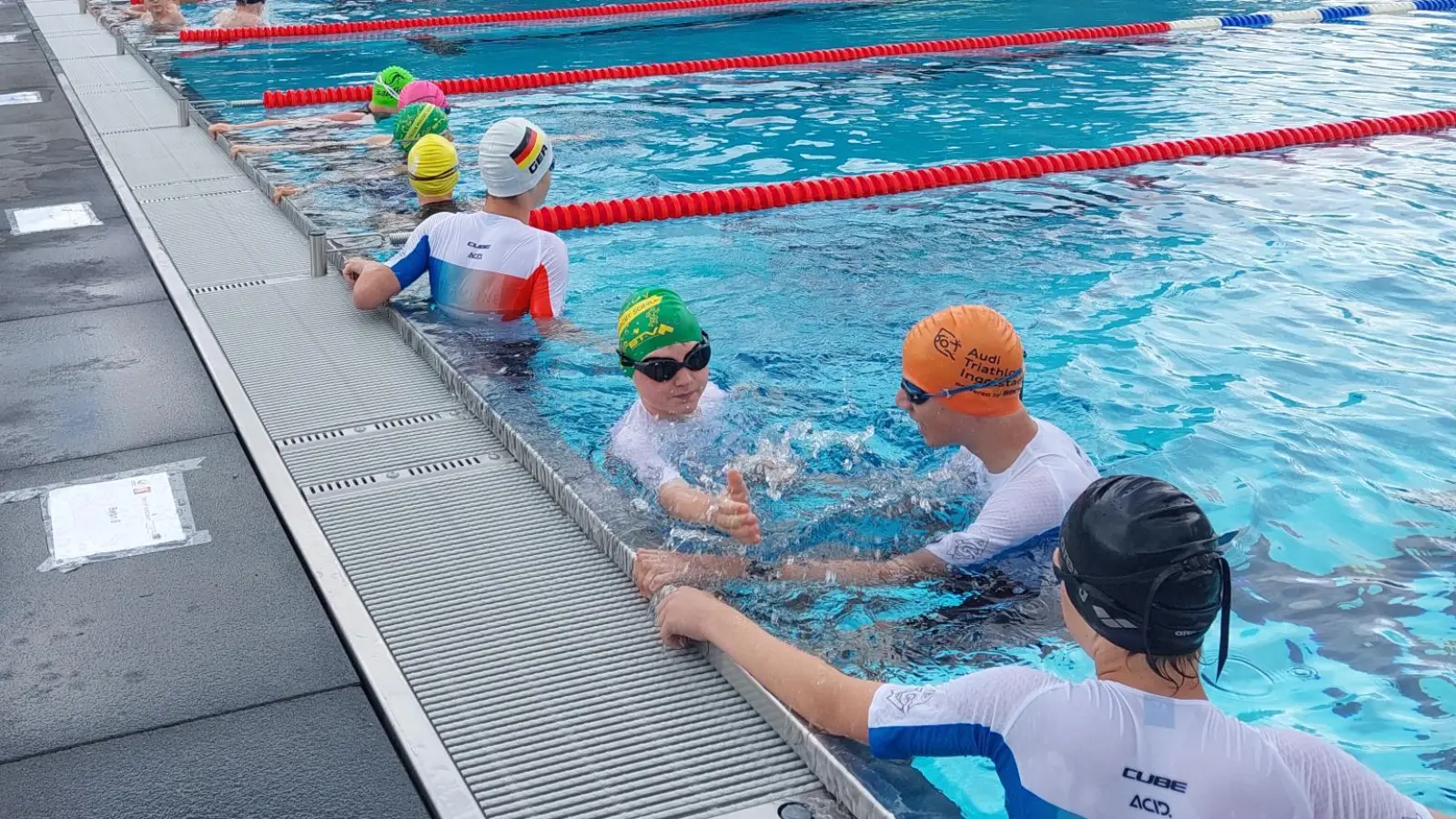 Startschuss zum nordbayerischen Vorentscheid im Triathlon im Schätzlerbad. (Bild: Ramon Gomez-Islinger)