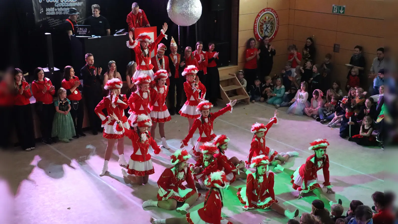 Einen beeindruckenden Gardetanz zeigte die Riedener Jugendgarde beim Kinderfasching. (Bild: Michael Rabenhofer)