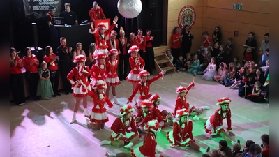 Einen beeindruckenden Gardetanz zeigte die Riedener Jugendgarde beim Kinderfasching. (Bild: Michael Rabenhofer)