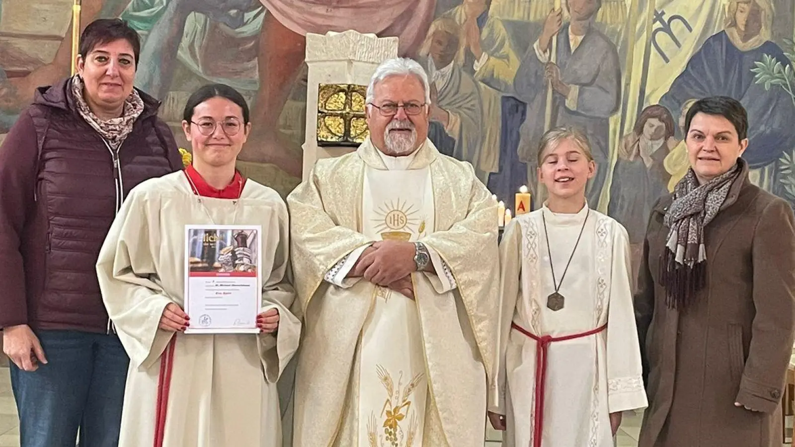 Eine neue Ministrantin und eine verabschiedete Ministrantin (Bild: Silvia Ippisch)