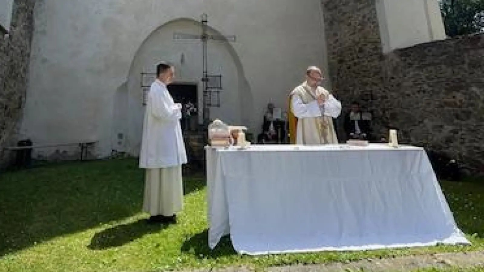 Gottesdienst in der Kirche ohne Dach in Maiersgrün.  (Bild: Klaus Meyer)