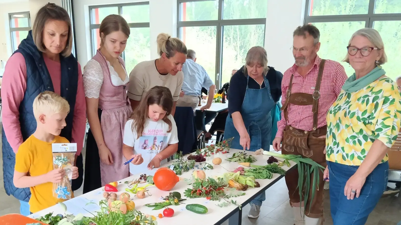 Ganz schön knifflig das Quiz für die Kleinen – über 40 Zweige und Früchte galt es zu erkennen. Da durften Mama oder Papa schon einmal kurz mithelfen. (Bild: Albert Gruber)