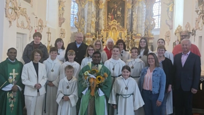 Pater Avinash mit Pfr. Julius und den verschiedenen Gremien. (Bild: Robert Bauer)