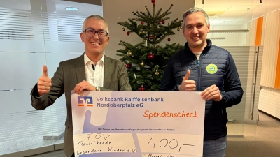 Gemeinsam Gutes Tun. Im Bild Peter Gmeiner mit Andreas Solter bei der Spendenübergabe  (Bild: Christine Lösch)