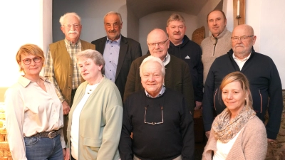 Josefine Schmid (vorne - Zweite von links) und Rudi Meißner (vorne Mitte) führen als Doppelspitze zukünftig den Heimatkundlichen Arbeitskreis (HAK) Waldthurn. Der Gründungsvorsitzende und Waldthurner Ehrenbürger Georg Schmidbauer (hinten links) hatte sein Amt zur Verfügung gestellt. (Bild: Franz Völkl )
