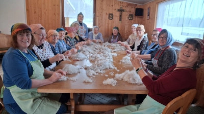 Gute Laune beim Federnschleißen. (Bild: Josef Ebnet)