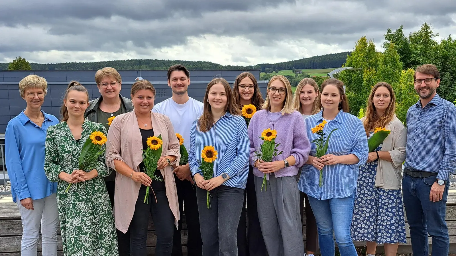 Rektorin Friederike Bösl (links) und Konrektor Peter Grosser (rechts) begrüßen eine Reihe von neuen Lehrkräften an der Grundschule: (Von links) Ramona Fuchs, Anita Forster, Rebecca Juraske, Lukas Dinzinger, Tabea Meiler, Lorena Müllner, Theresa Decker, Mona Fischer, Janina Treiber-Högerl und Tatjana Pregler (Bild: Elfriede Weiß)