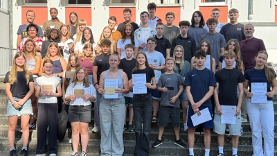 Gruppenfoto aller ausgezeichneten Schüler zusammen mit der Schulleitung. (Bild: Andrea Ruhland-Birner)