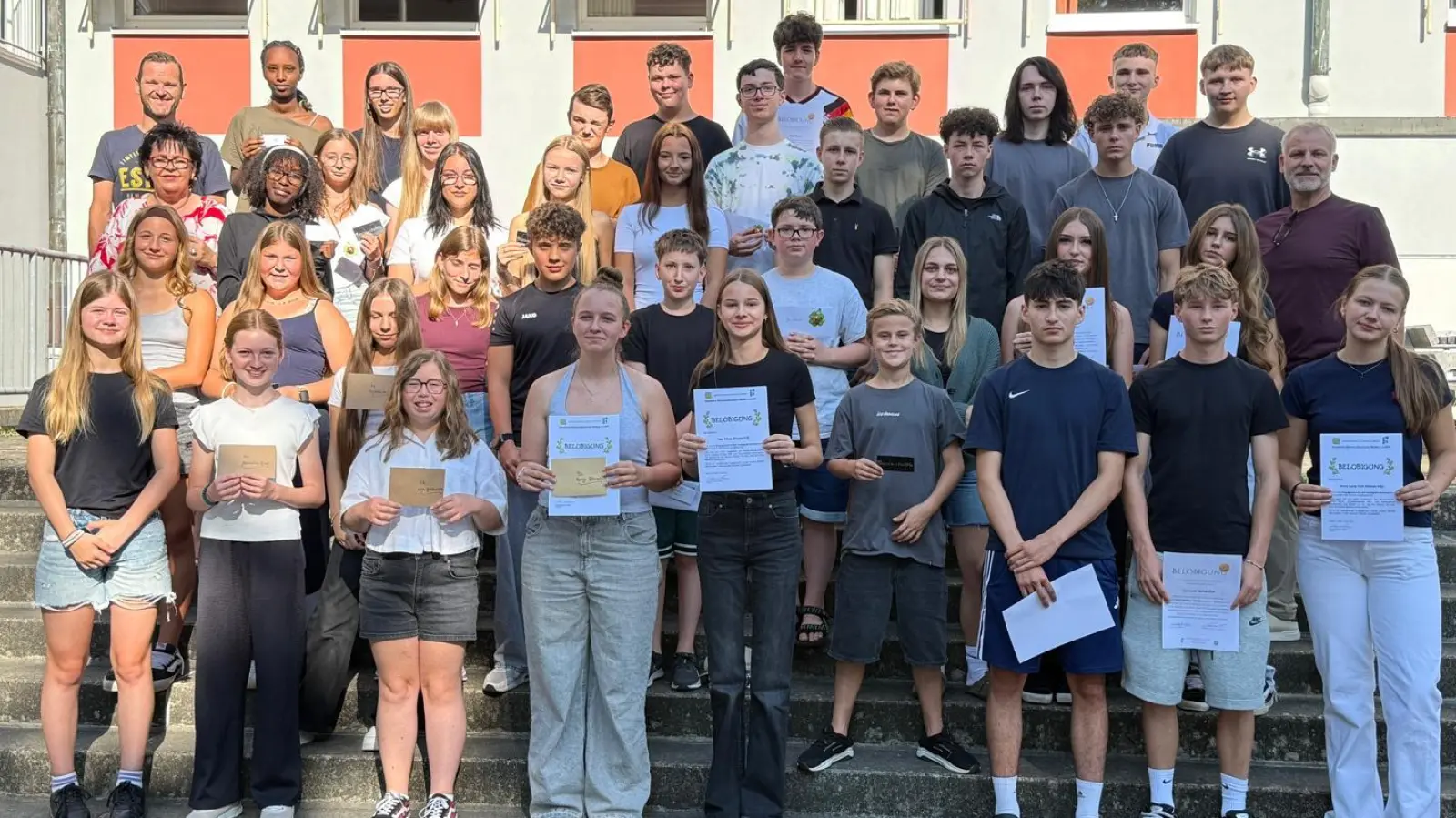 Gruppenfoto aller ausgezeichneten Schüler zusammen mit der Schulleitung. (Bild: Andrea Ruhland-Birner)