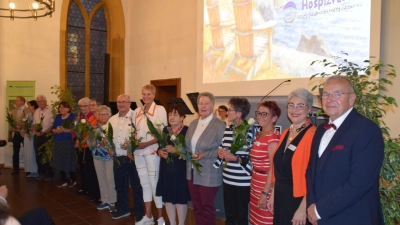 Vorsitzender Georg Franz Fröhler (1. v. rechts) neben den Koordinatorinnen des Hospizvereins Andrea Ulrich-Prusko und Angela Hering und den geehrten Gründungsmitgliedern.					 (Bild: Johann Schmalzl)