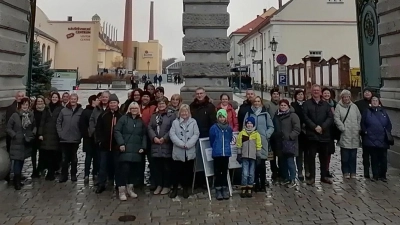Reisegruppe vor dem Tor zum Gelände der Brauerei (Bild: Kulzer Johann)