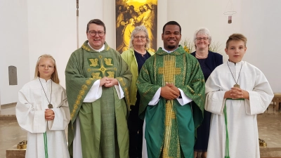 Der freundliche und aufgeschlossene Pater Peter Uchechukwu Iwueze (rechts) wurde als Urlaubsvertreter vom Pfarrer Udo Klösel, der PGR-Sprecherin Elisabeth Völkl (rechts), der Mesnerin Maria Bayer-Schmidt sowie den beiden Ministranten Hannah und Jakob Wittmann mit vielen guten Wünschen im Namen der Pfarrei verabschiedet. (Bild: Peter Garreiss)