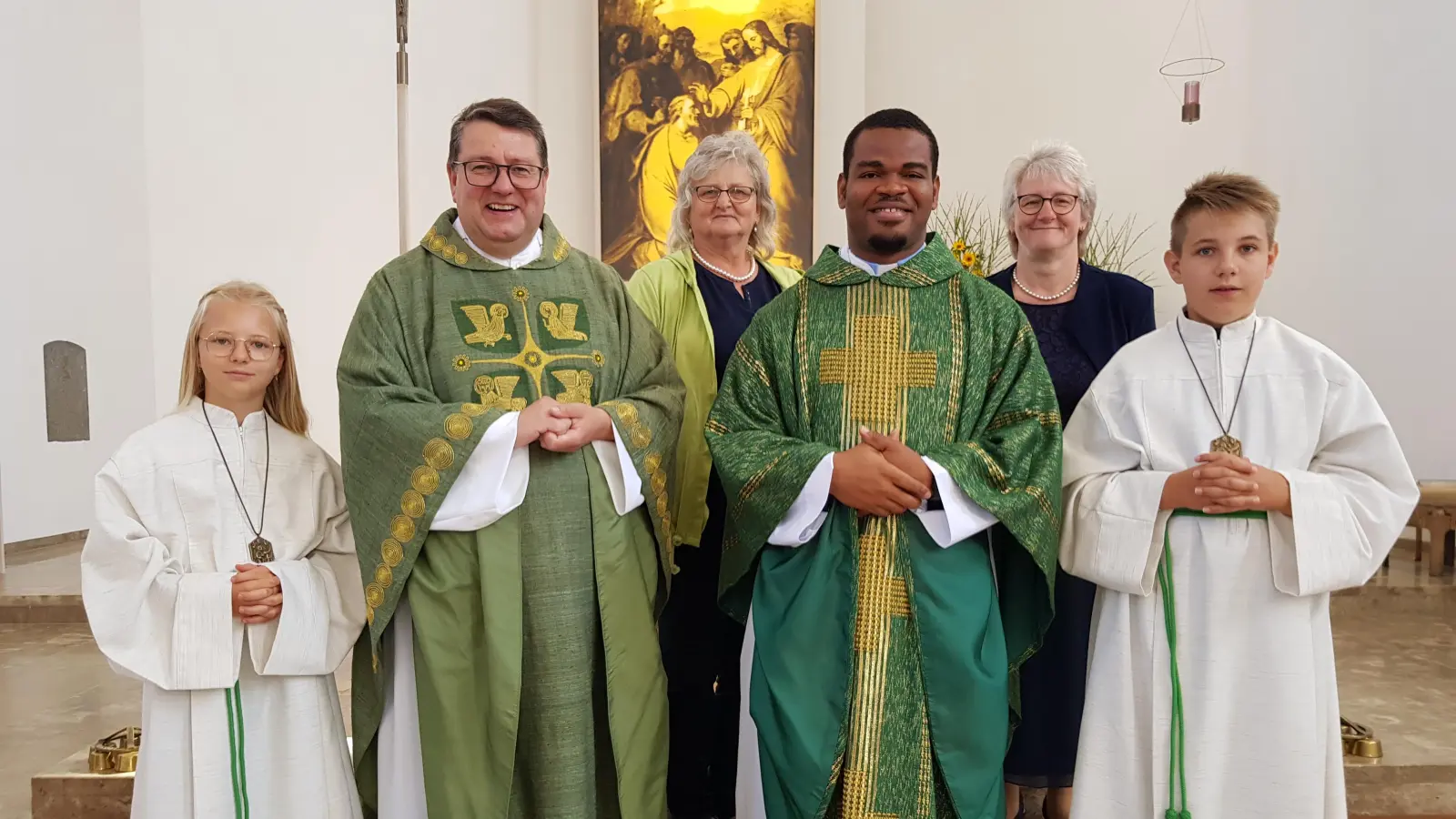 Der freundliche und aufgeschlossene Pater Peter Uchechukwu Iwueze (rechts) wurde als Urlaubsvertreter vom Pfarrer Udo Klösel, der PGR-Sprecherin Elisabeth Völkl (rechts), der Mesnerin Maria Bayer-Schmidt sowie den beiden Ministranten Hannah und Jakob Wittmann mit vielen guten Wünschen im Namen der Pfarrei verabschiedet. (Bild: Peter Garreiss)