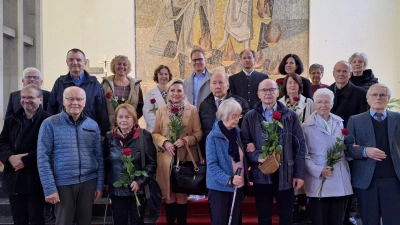 Die Ehejubilare versammeln sich in Dankbarkeit vor dem Altar in der Pfarrkirche Schirmitz (Bild: Alfred Wulfänger)