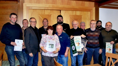 Die Geehrten mit Bürgermeister Stefan Frank (hinten Mitte) und Vorsitzendem Jochen Hagen (Dritter von links),  (Bild: Leonhard Ehras)