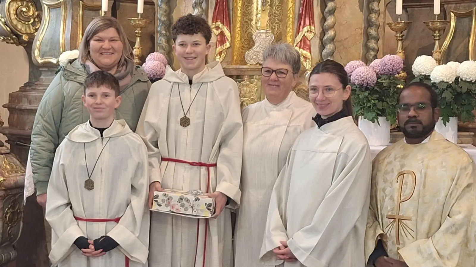 Die Verabschiedung von Noah Riedl in der Pfarrkirche von Pittersberg am Ende des Gottesdienstes. Von links: Gemeindereferentin Kathrin Blödt, davor Bruder David Riedl, der scheidende Meßdiener Noah Riedl, Mesnerin Silvia Büchold, Gemeindepraktikantin Sarah Koch und Pfarrer Sagai. (Bild: Michael Götz)