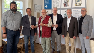 Sepp Lösch übegibt im Auftrag der Tischgesellschaft Edelweiß eine Spende an den Vorsitzenden des Herbert Übelacker. (Bild: Dieter Dehling)