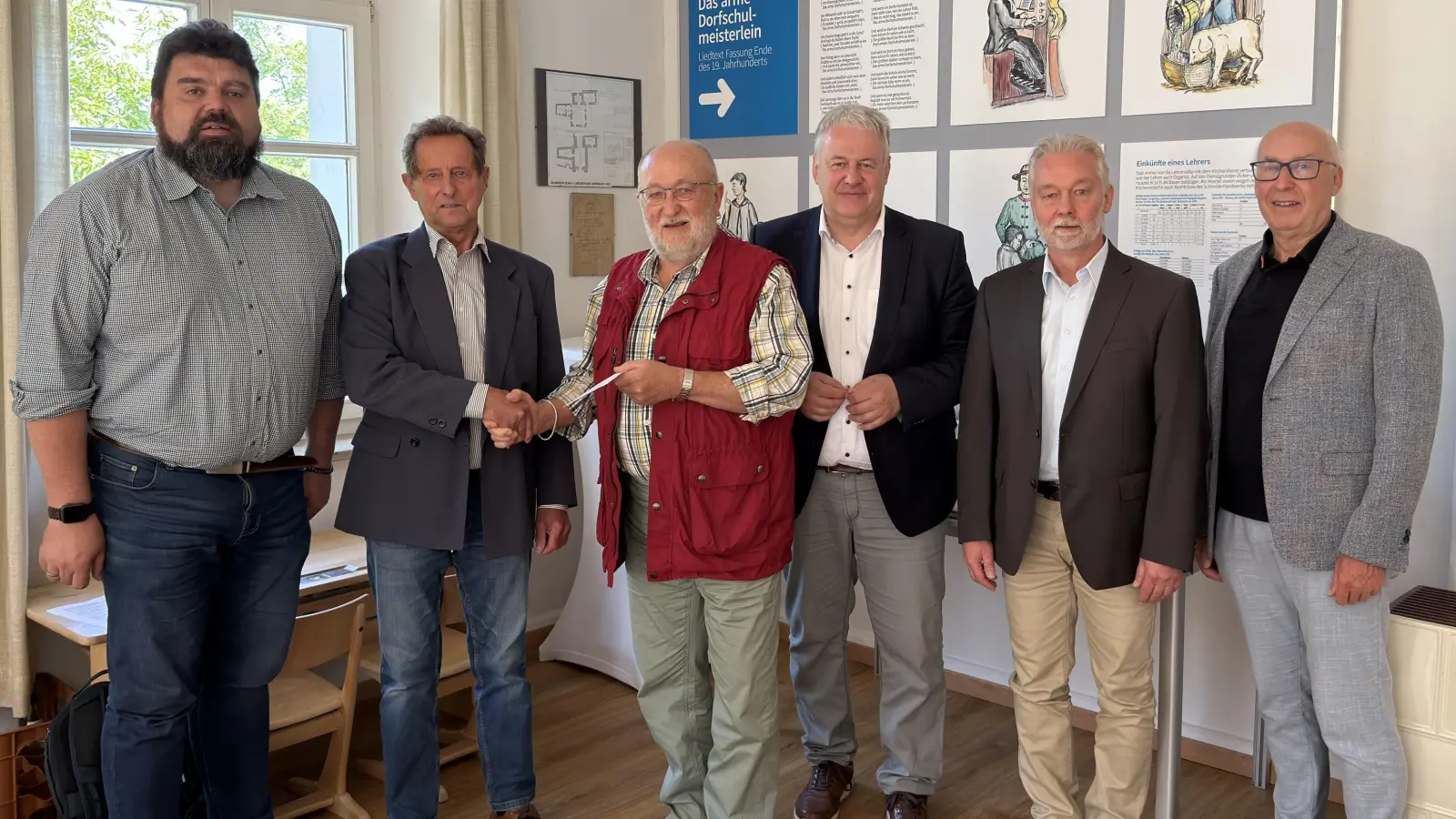Sepp Lösch übegibt im Auftrag der Tischgesellschaft Edelweiß eine Spende an den Vorsitzenden des Herbert Übelacker. (Bild: Dieter Dehling)