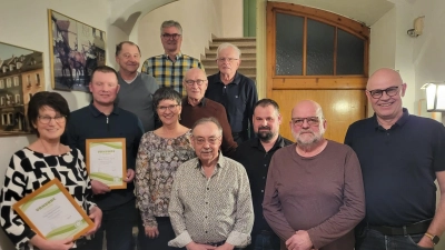 Bei der Jahreshauptversammlung des Fichtelgebirgsvereins Ortsverein Kemnath wurden langjährige Mitglieder für ihre Treue zum Verein geehrt. Für. Seit 40 Jahren gehören Frank Regina und Frank Florian dem Verein an. (Bild: Luitgard Witt)