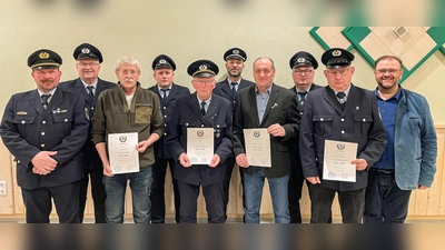 Vorstand und Geehrte der KSK (v.l.n.r.): Vorsitzender Michael Pühl, stellv. Vorsitzender Michael Bär, Karl Raps, Schriftführer Rainer Wagner, Georg Bocka, Kassier Martin Dimper, Thomas Gmeiner, stellv. Vorsitzender Jürgen Schreyer, Thomas Hederer, Bürgermeister Hans Walter (Bild: Arno Stahl)