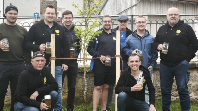 Neuer Baum für die Marktplatzanlage in Floß. (Bild: Nadine Schuller)